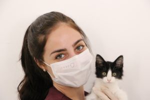 Sem dúvidas, o fígado é um dos órgãos mais importantes do organismo dos gatos, já que ele tem a capacidade de sintetizar nutrientes, auxiliar na digestão e desintoxicar o corpo. Por esse motivo, a lipidose hepática em gatos deve ser tão temida. Se tratando de uma doença grave, pode levar a sérias complicações e afetar diretamente a qualidade de vida dos bichanos, em casos extremos levando ao óbito. Devido a isso, é de extrema importância ter o conhecimento sobre a lipidose hepática felina, a fim de saber fazer o diagnóstico precocemente e evitar problemas futuros. Para que você tenha mais informações sobre o tema, preparamos um texto com tudo que precisa saber sobre essa doença do gato. Confira: O que é lipidose hepática em gatos? Como dito anteriormente, o fígado tem a função de remover substâncias tóxicas do organismo. Por esse motivo, esse órgão acaba ficando suscetível a danos de diferentes fontes, o que pode causar a lipidose hepática em gatos. Essa patologia é ocasionada quando há o acúmulo de gordura no fígado, não sendo uma doença tão rara quanto muitas pessoas pensam. Com os lipídios acumulados, o órgão passa a apresentar mau funcionamento e, dessa forma, afeta todo o resto do organismo do animal. Com o fígado prejudicado, a tendência é que o bichano adoeça e vá apresentando uma série de sintomas. Conheça os sintomas da lipidose hepática em gatos Os sintomas apresentados por gatos com lipidose hepática são muito semelhantes a outras patologias. Por isso, caso o felino tenha alguma alteração, é muito importante levá- lo ao veterinário para se fazer um exame completo. Entre os principais sintomas da lipidose hepática em gatos, se destacam: Anorexia; Vômito; Apatia; Diminuição do apetite; Perda de peso repentina; Diarreia; Salivação excessiva; Fraqueza; Icterícia (mucosas e pele amarelada). Outros sinais deste distúrbio hepático podem ser a mudança na coloração da urina para um líquido de aspecto preto, gengivas brancas ou o acúmulo de líquidos no abdômen. O que causa a lipidose hepática em gatos? Apesar de a doença ter a sua causa ligada ao acúmulo de gorduras, a lipidose hepática em gatos não é um problema que afeta somente os felinos obesos. Na verdade, a nutrição inadequada é a maior causa dessa patologia. Por exemplo, quando os bichanos ficam muito tempo sem comer, mais de 48 horas é considerado um grande alerta pois são os felinos que estão mais propensos a desenvolver a doença. Por isso, oferecer uma boa alimentação, com uma ração de qualidade, é a principal forma de evitar a lipidose hepática. Outros fatores que podem influenciar no desenvolvimento da lipidose hepática em gatos: Idade: essa doença é mais comum em gatos jovens; Raça: algumas raças, como os siameses, são mais propensos a ter a doença; Uso de medicações: o uso excessivo de alguns remédios pode causar o desenvolvimento da patologia. Leia mais sobre: Gato filhote Lipidose hepática em gatos: tratamento A primeira etapa para iniciar um tratamento de gato com lipidose hepática é o diagnóstico, ou seja, deve-se levar o felino ao hospital veterinário assim que ele começar a apresentar os sintomas da doença. Com o resultado dos exames, o veterinário irá iniciar o tratamento de lipidose felina, que consiste em equilibrar a alimentação do pet. Será indicada uma dieta específica, que deverá ser seguida à risca para proporcionar a recuperação do animal. É FUNDAMENTAL que o pet se alimente, caso ele esteja recusando, o passo mais importante do tratamento é a colocação de uma sonda alimentar para garantir a nutrição. Essa sonda pode ser nasoesofágica ou esofágica, dependendo da avaliação do veterinário. Em muitos casos, pode ser solicitado o uso da ração para gatos com lipidose hepática, que possui, em sua composição, os nutrientes e vitaminas necessários para tratar da doença. Suspeita que o seu gato está com lipidose hepática? Não perca tempo e traga-o para a Inova para um diagnóstico! Leia também: Acne felina