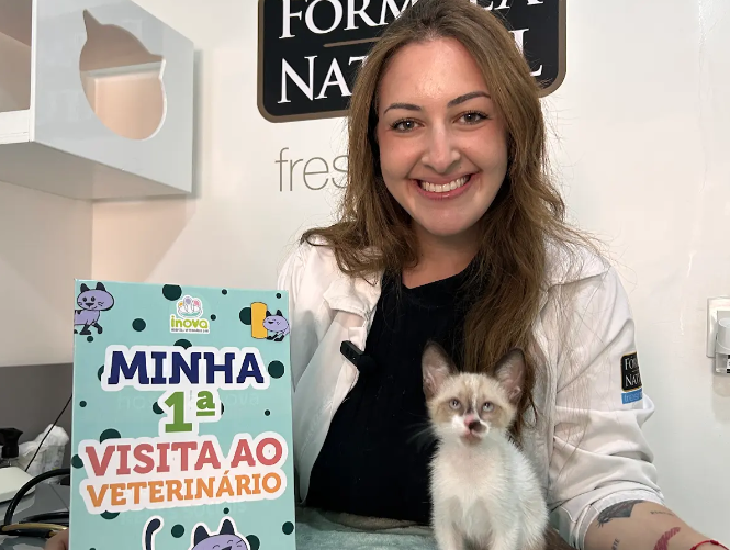 Veterinária do Inova Hospital Veterinário 24h segurando um filhote de gato durante primeira consulta veterinária.