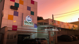 Fachada do Hospital Veterinário Inova em Sorocaba ao entardecer, com design moderno, letreiro iluminado e estacionamento acessível.