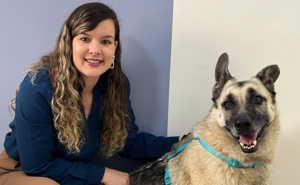 Mulher acariciando um cachorro durante atendimento veterinário, ilustrando a importância da vacinação e da prevenção da raiva canina.