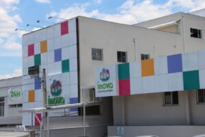 Fachada vibrante da Inova Veterinária.