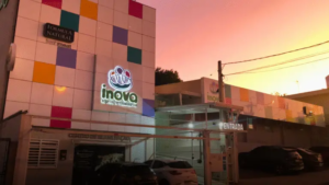 Fachada do Inova Hospital Veterinário 24h em Sorocaba ao entardecer, com letreiro iluminado, entrada principal e fachada colorida.